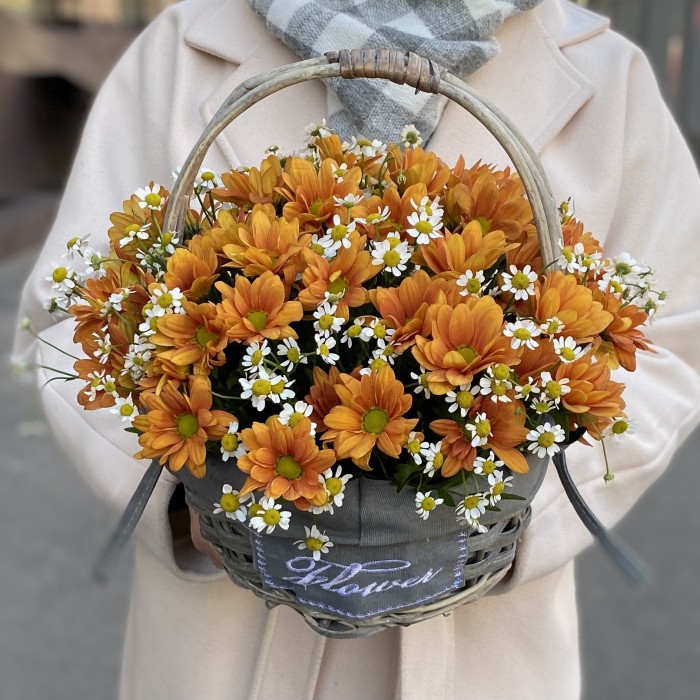 5 оранжевых кустовых хризантем с ромашкой в корзине