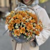 5 оранжевых кустовых хризантем с ромашкой в корзине