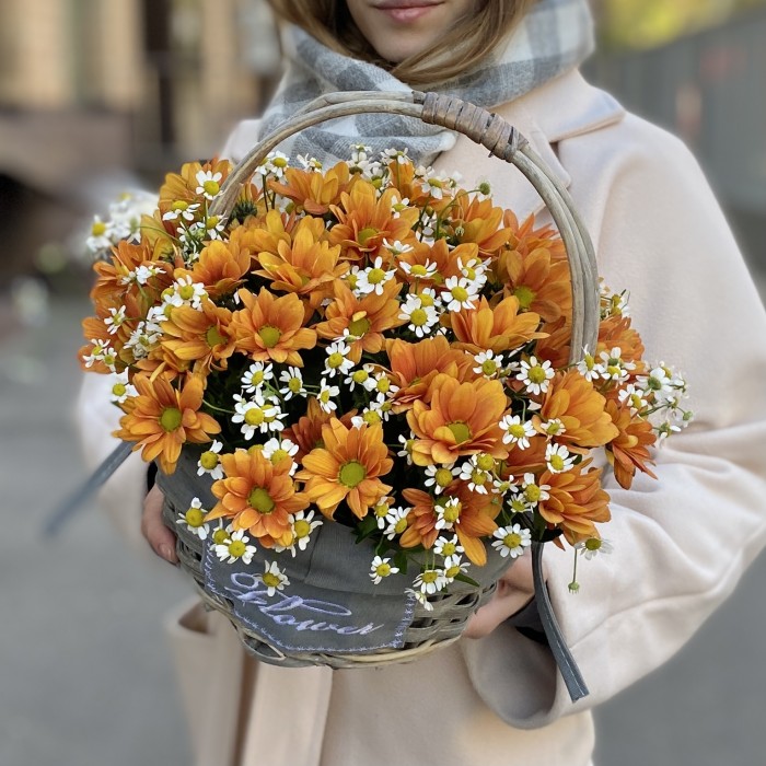 5 оранжевых кустовых хризантем с ромашкой в корзине