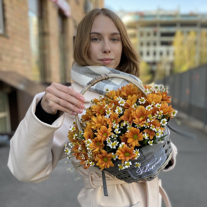 5 оранжевых кустовых хризантем с ромашкой в корзине
