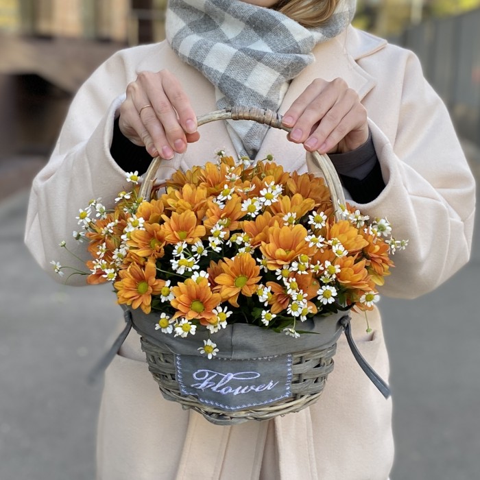 5 оранжевых кустовых хризантем с ромашкой в корзине
