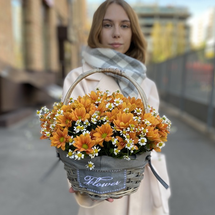 5 оранжевых кустовых хризантем с ромашкой в корзине