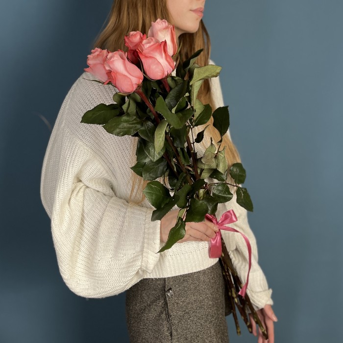 5 розовых роз Би Свит 80 см