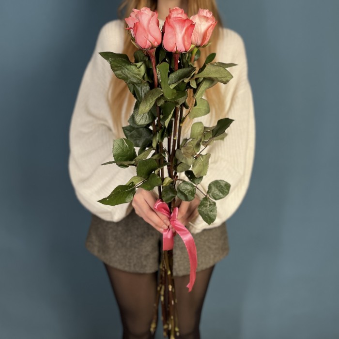 5 розовых роз Би Свит 80 см