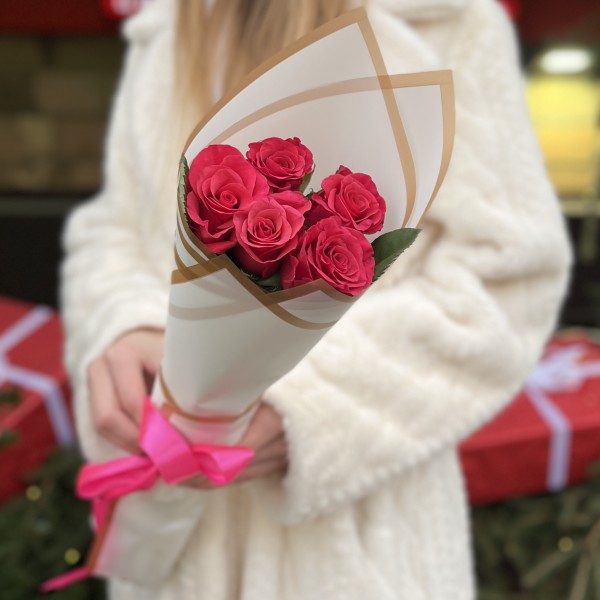 5 малиновых роз Такаци 50 см