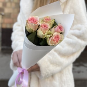 5 нежно-розовых роз Топ-гир 50 см