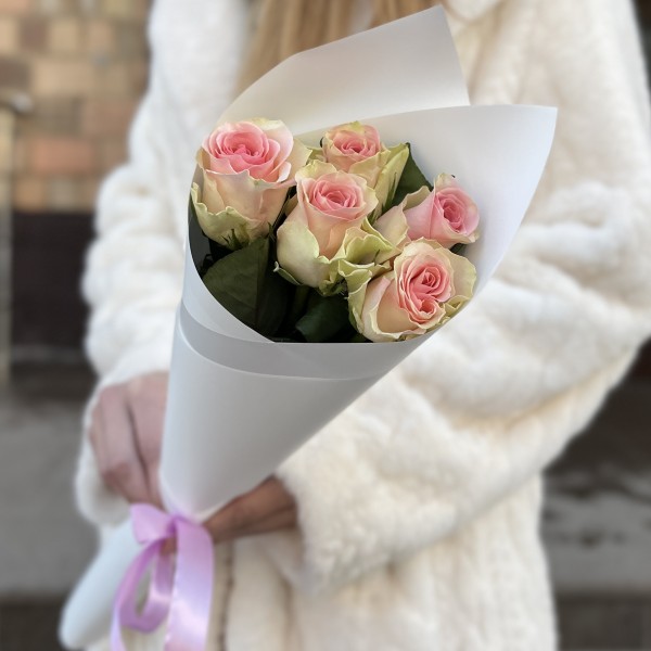 5 нежно-розовых роз Топ-гир 50 см