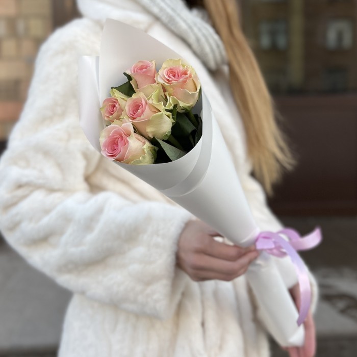 5 нежно-розовых роз Топ-гир 50 см