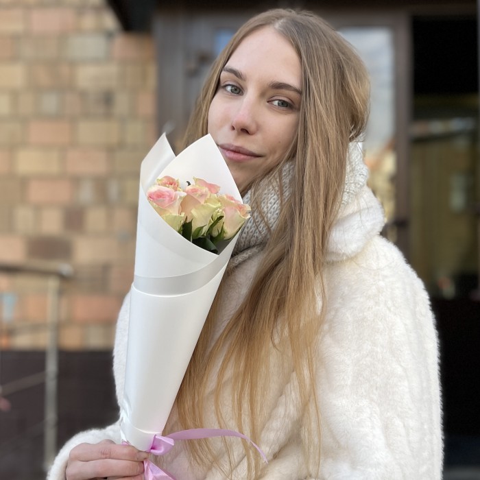 5 нежно-розовых роз Топ-гир 50 см