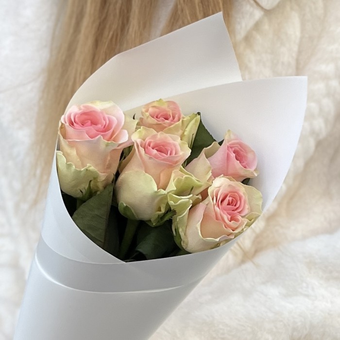 5 нежно-розовых роз Топ-гир 50 см