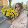 5 желтых кустовых хризантем с ромашкой в корзине