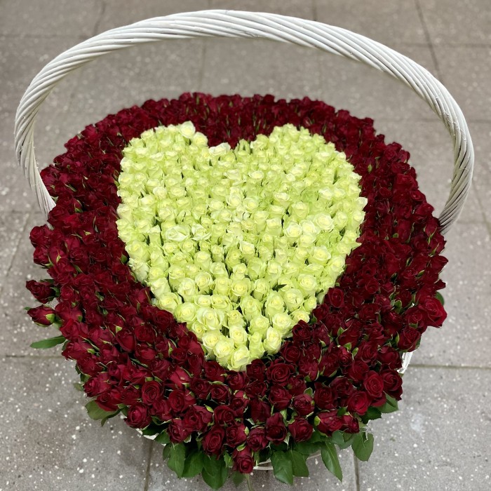501 роза Сердце в корзине