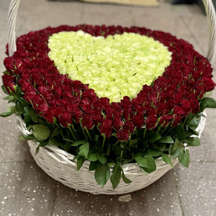 501 роза Сердце в корзине