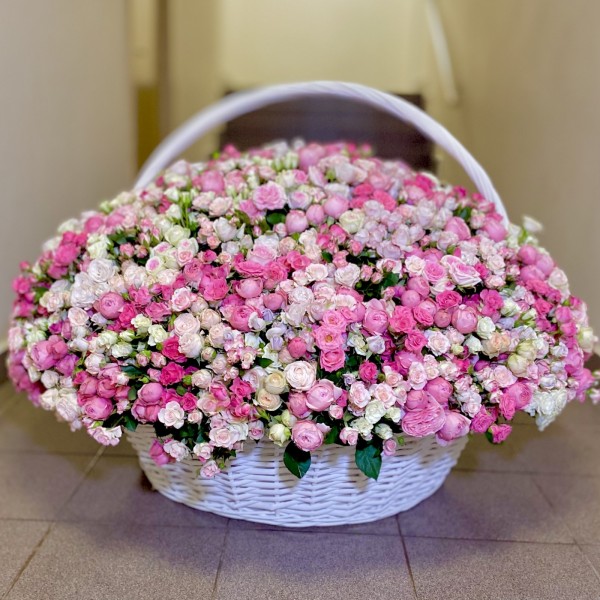 501 розовая кустовая роза в корзине