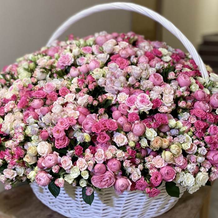 501 розовая кустовая роза в корзине