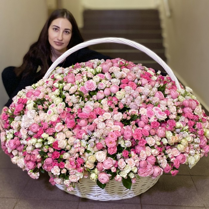 501 розовая кустовая роза в корзине