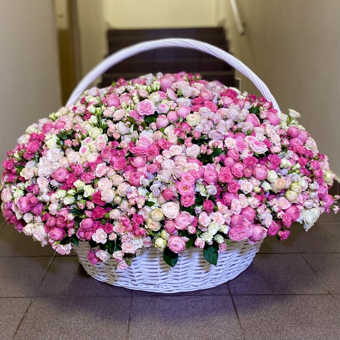 501 розовая кустовая роза в корзине
