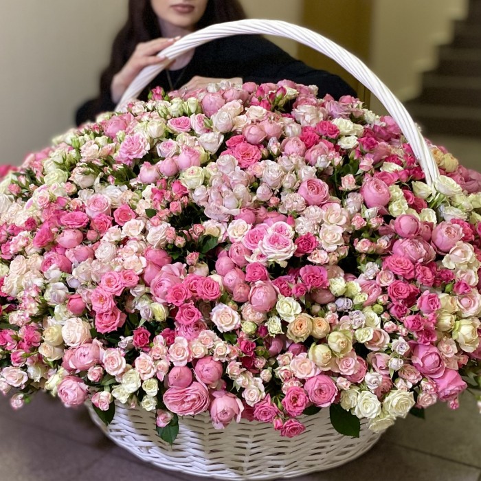 501 розовая кустовая роза в корзине