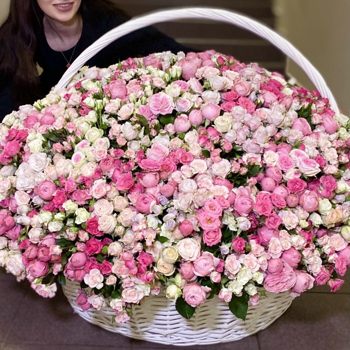 501 розовая кустовая роза в корзине