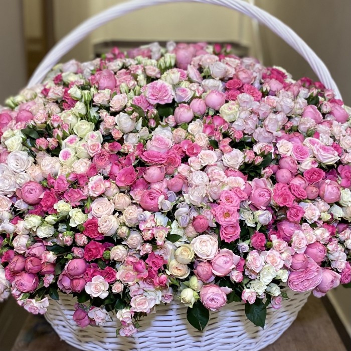 501 розовая кустовая роза в корзине
