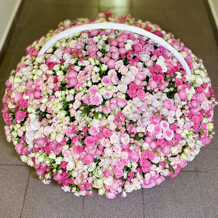 501 розовая кустовая роза в корзине