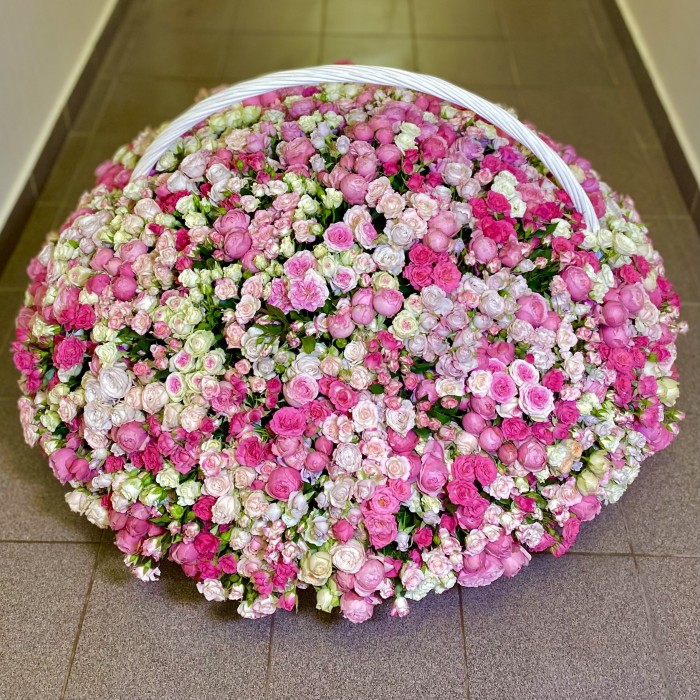 501 розовая кустовая роза в корзине