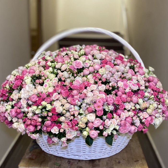 501 розовая кустовая роза в корзине