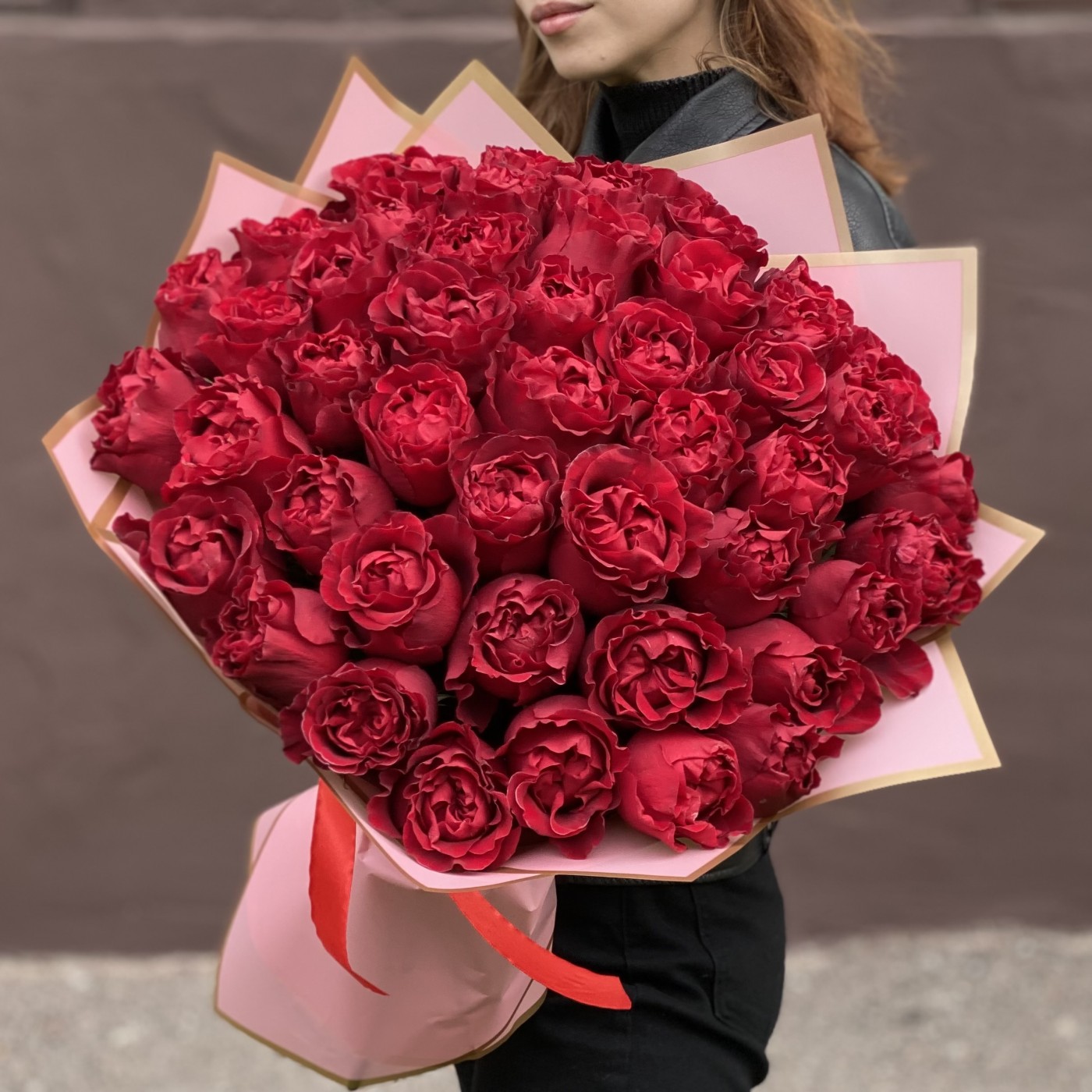 51 красная пионовидная роза Эквадор | купить недорого | доставка по Москве  и области