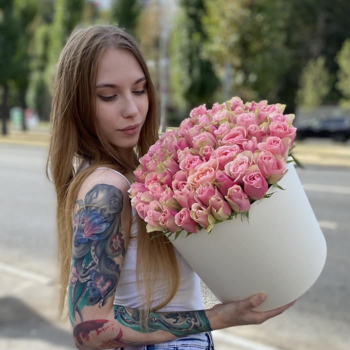 51 розово-зеленая роза Бел-роз в коробке