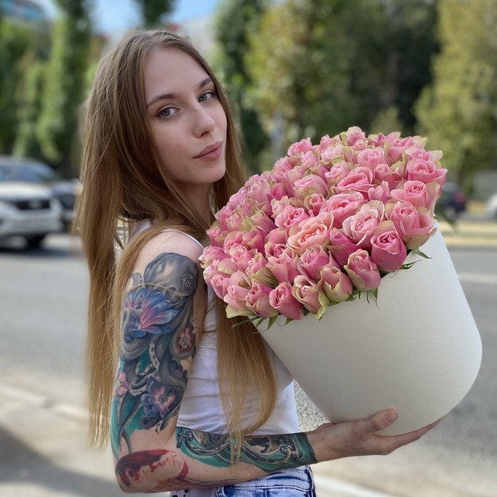 51 розово-зеленая роза Бел-роз в коробке