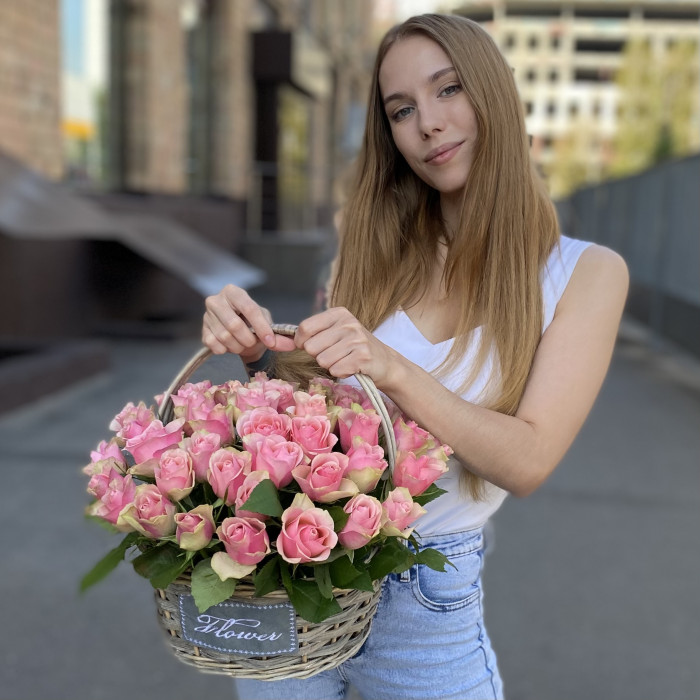 51 розово-зеленая роза Бел-роз в корзине