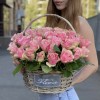 51 розово-зеленая роза Бел-роз в корзине