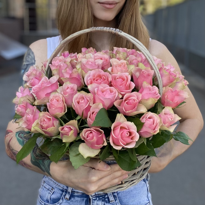 51 розово-зеленая роза Бел-роз в корзине