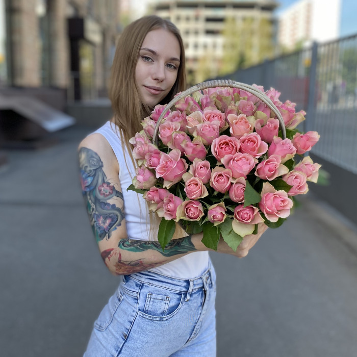 51 розово-зеленая роза Бел-роз в корзине