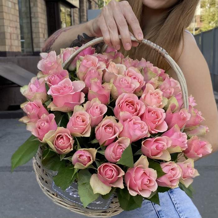 51 розово-зеленая роза Бел-роз в корзине