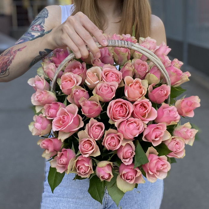 51 розово-зеленая роза Бел-роз в корзине