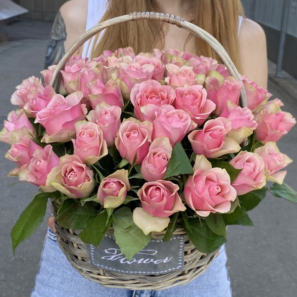 51 розово-зеленая роза Бел-роз в корзине
