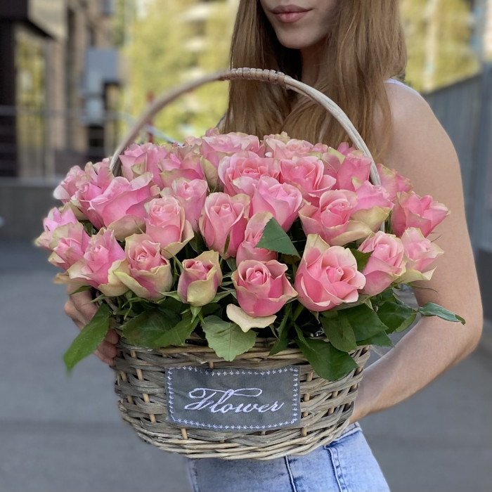 51 розово-зеленая роза Бел-роз в корзине