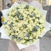 51 белая кустовая роза Сноуфлейк с эвкалиптом