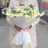51 белая кустовая роза Сноуфлейк с эвкалиптом