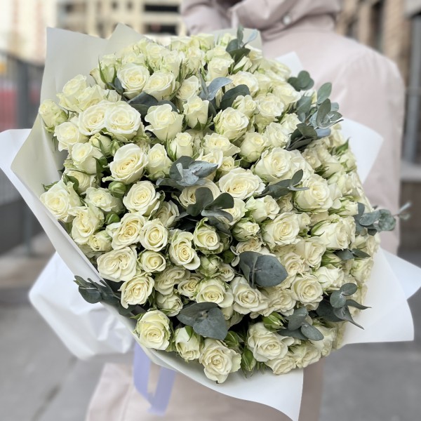 51 белая кустовая роза Сноуфлейк с эвкалиптом
