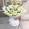 51 белая кустовая роза Сноуфлейк с эвкалиптом