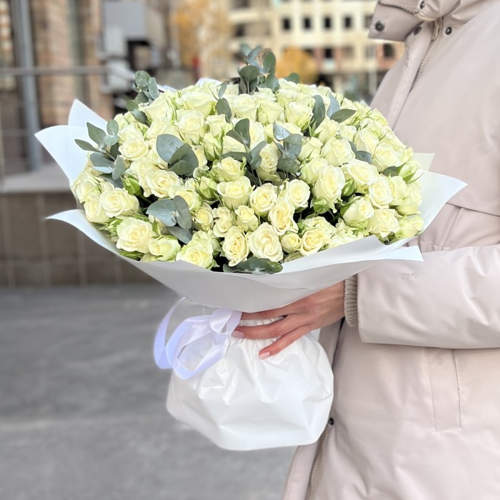 51 белая кустовая роза Сноуфлейк с эвкалиптом