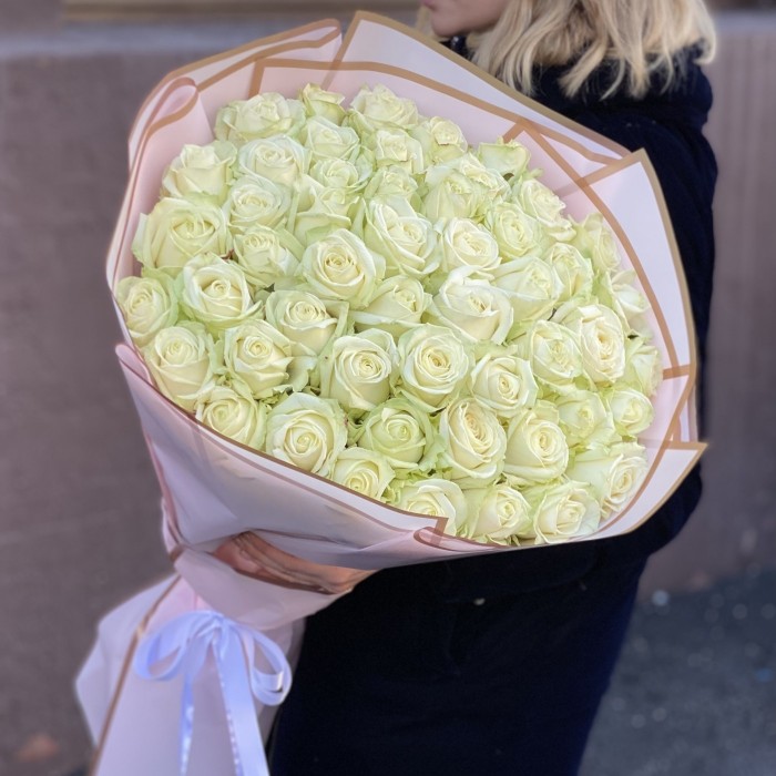 51 белая роза Аваланш 80 см