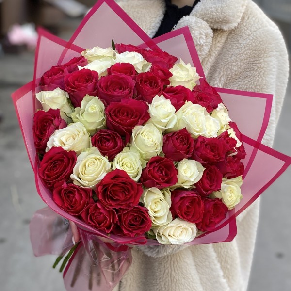51 бело-малиновая роза микс в упаковке