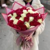 51 бело-малиновая роза микс в упаковке