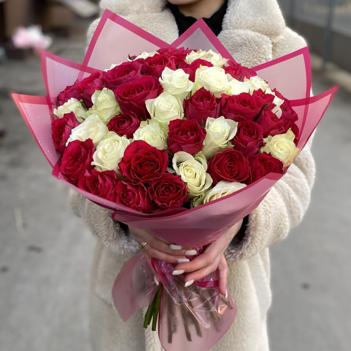 51 бело-малиновая роза микс в упаковке