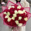 51 бело-малиновая роза микс в упаковке