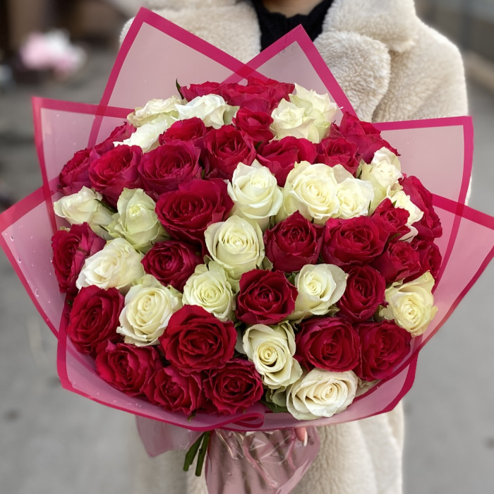 51 бело-малиновая роза микс в упаковке