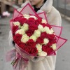 51 бело-малиновая роза микс в упаковке